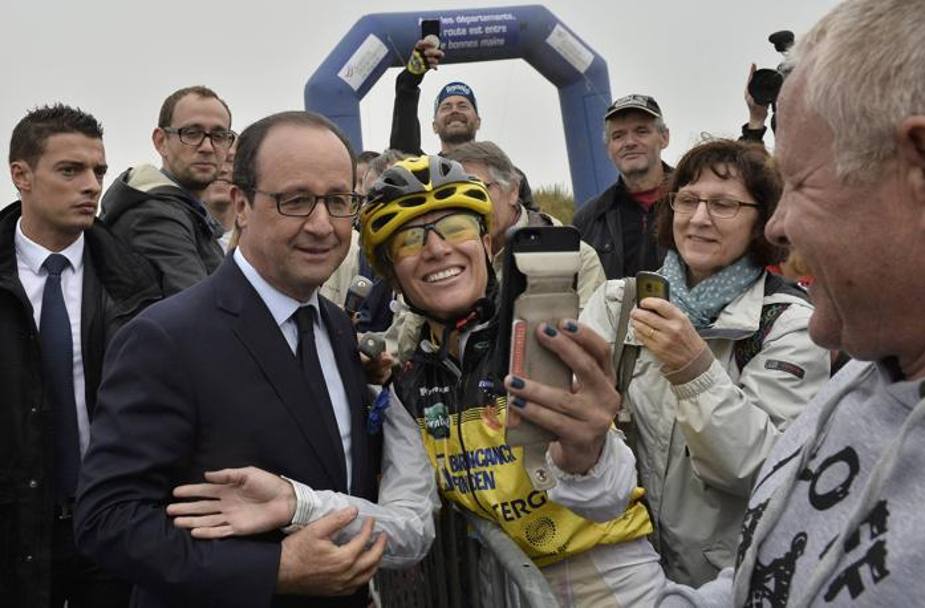 Una spettatrice ne approfitta per un selfie presidenziale. Reuters